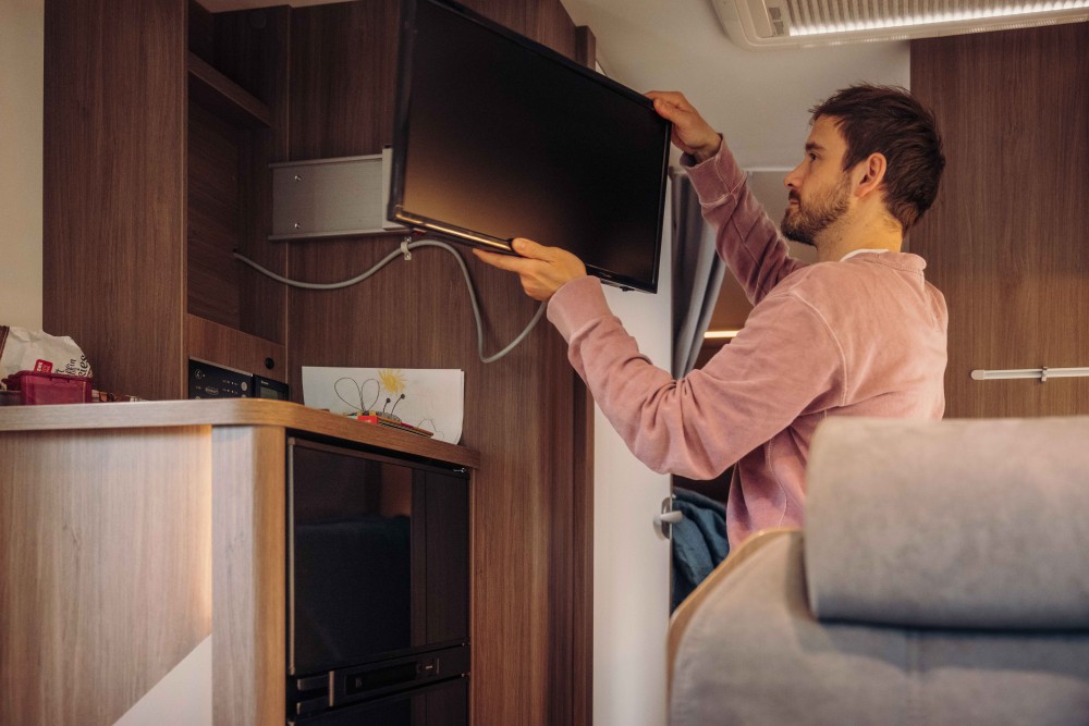 Luxury 4 Berth Motorhome - image 8