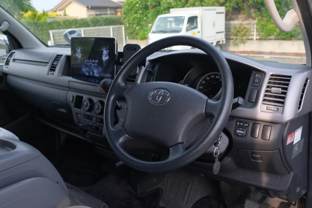 Toyota Voyager - image 18