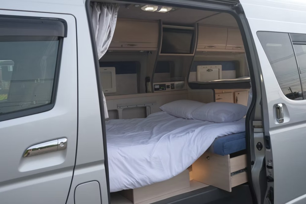 Toyota Voyager - image 23