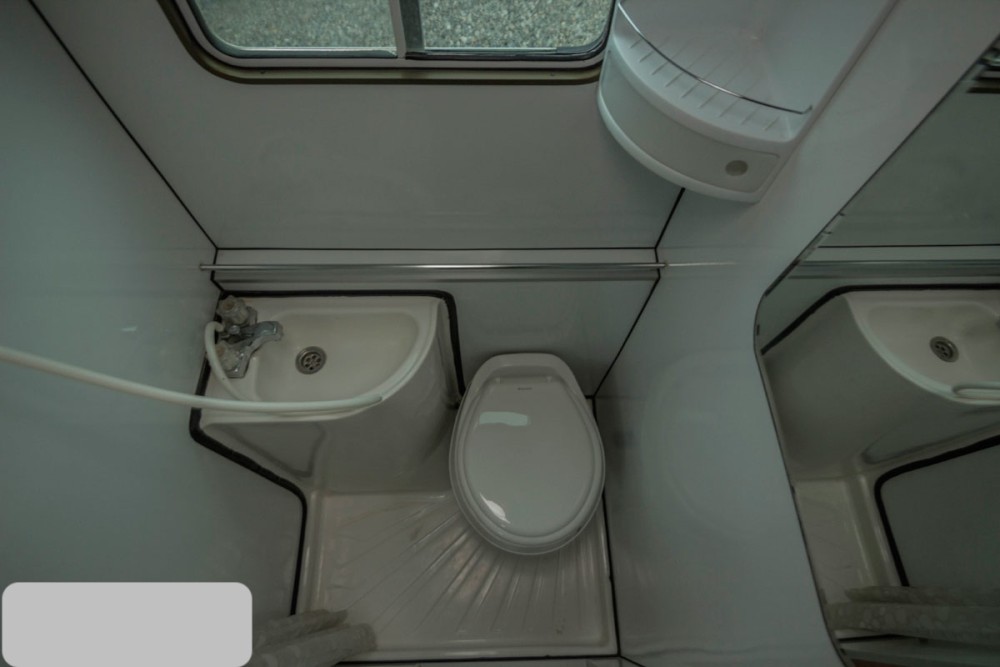 Delux 4x4 Camper - image 10