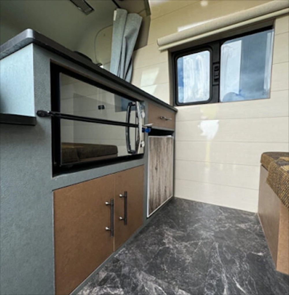 Large Camper - image 6