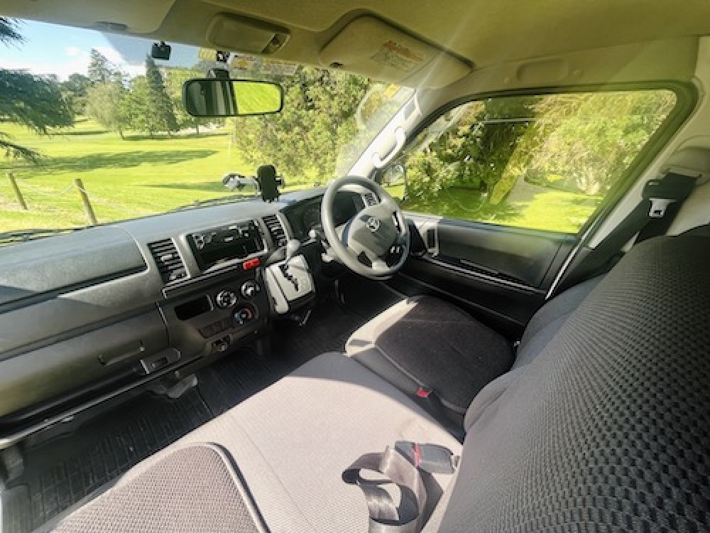 High Roof Hiace - image 9