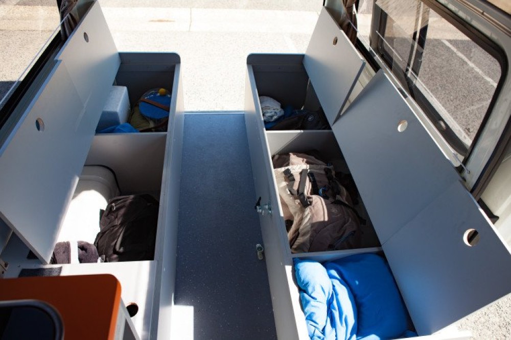 High Roof Hiace - image 8